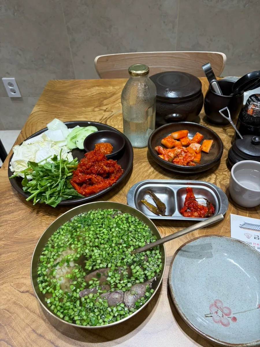 미나리곰탕과 명태회무침, 반찬까지 놓인 점심 한상차림