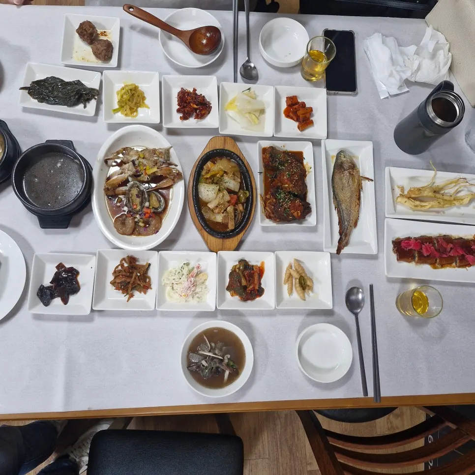 A generous table of ginseng set meal dishes