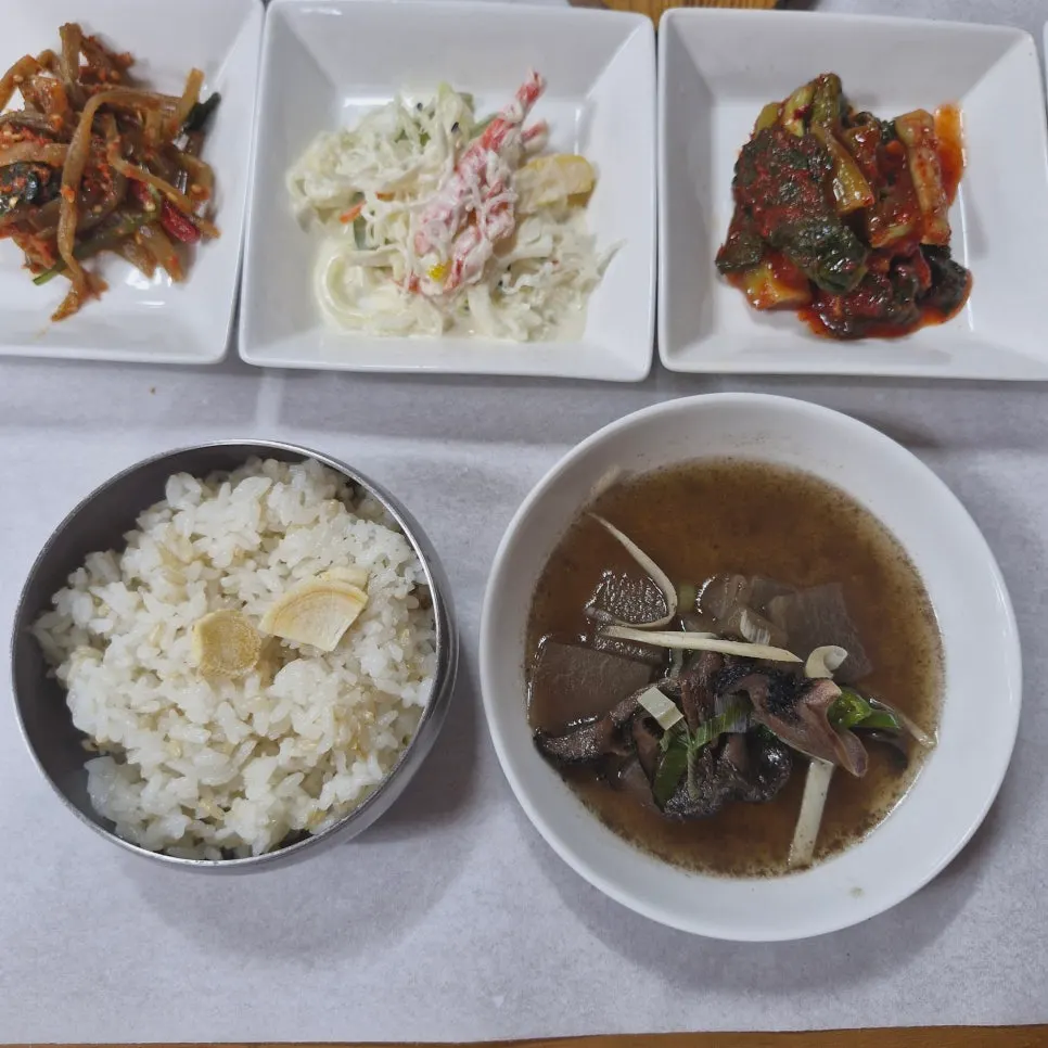 Ginseng rice with Korean set meal side dishes