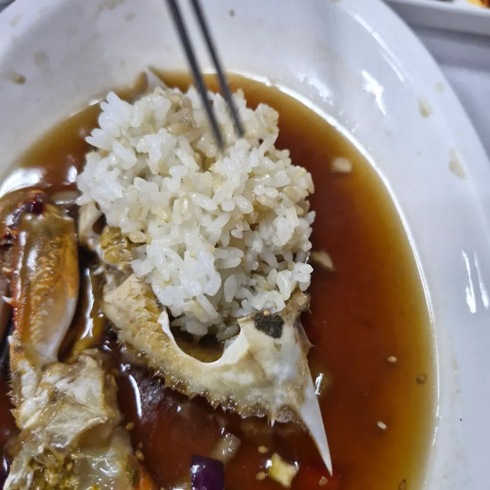 Mixing rice with soy-marinated crab