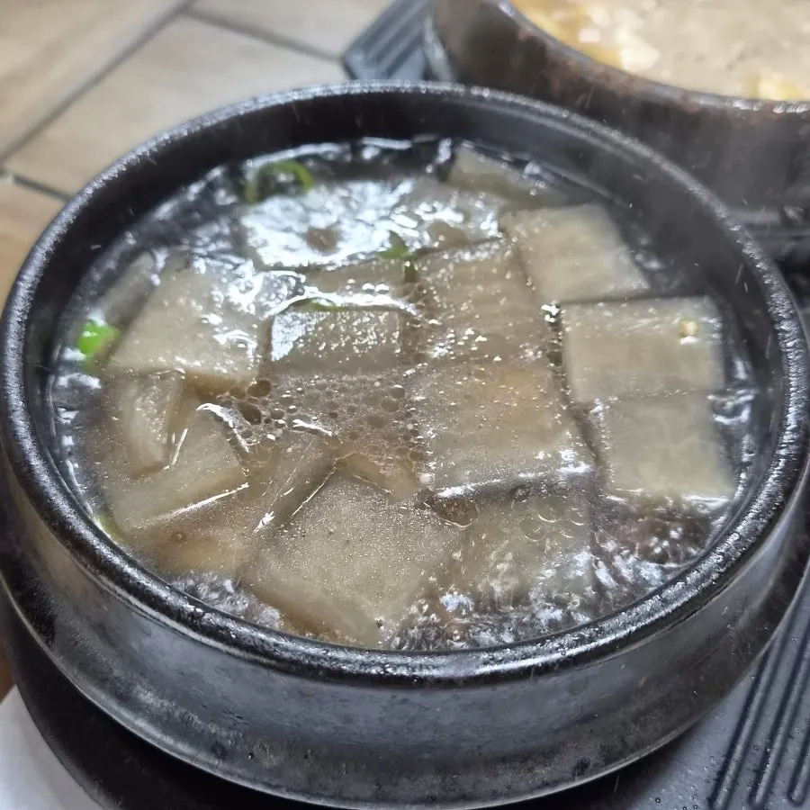 얼큰한 능이버섯탕 한 그릇