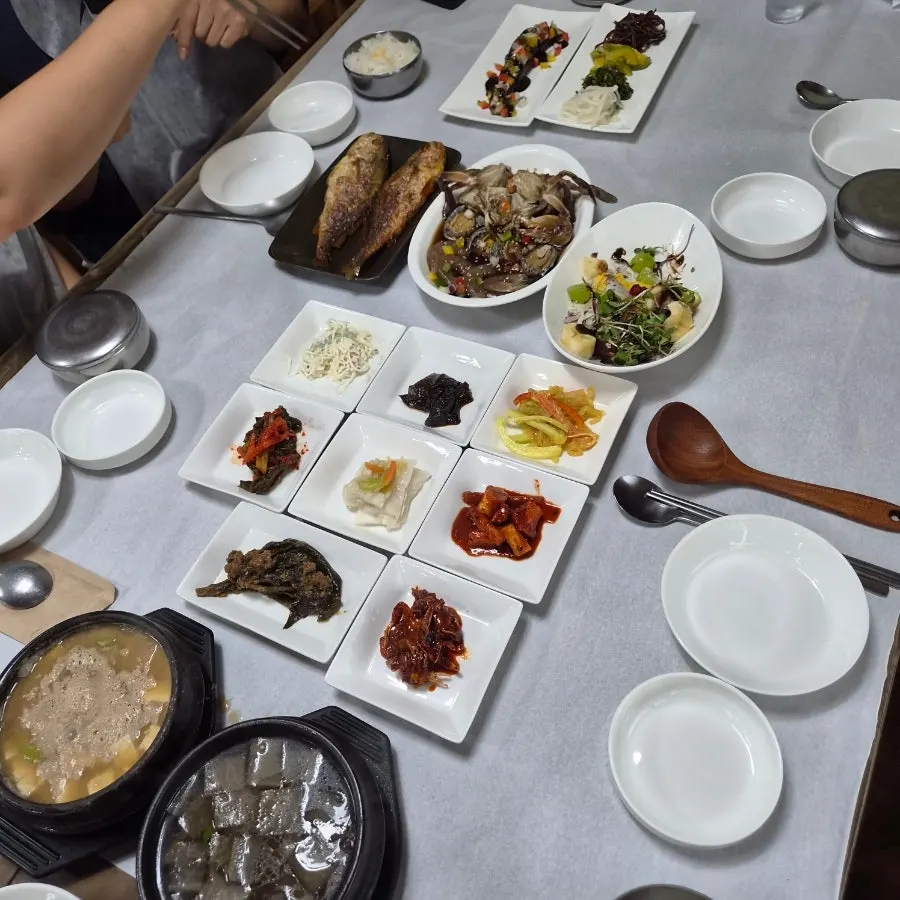 마당있는집 21가지 인삼한정식 전체 상차림