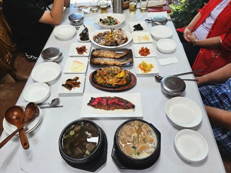 창가 4인석에 차려진 인삼한정식 한 상