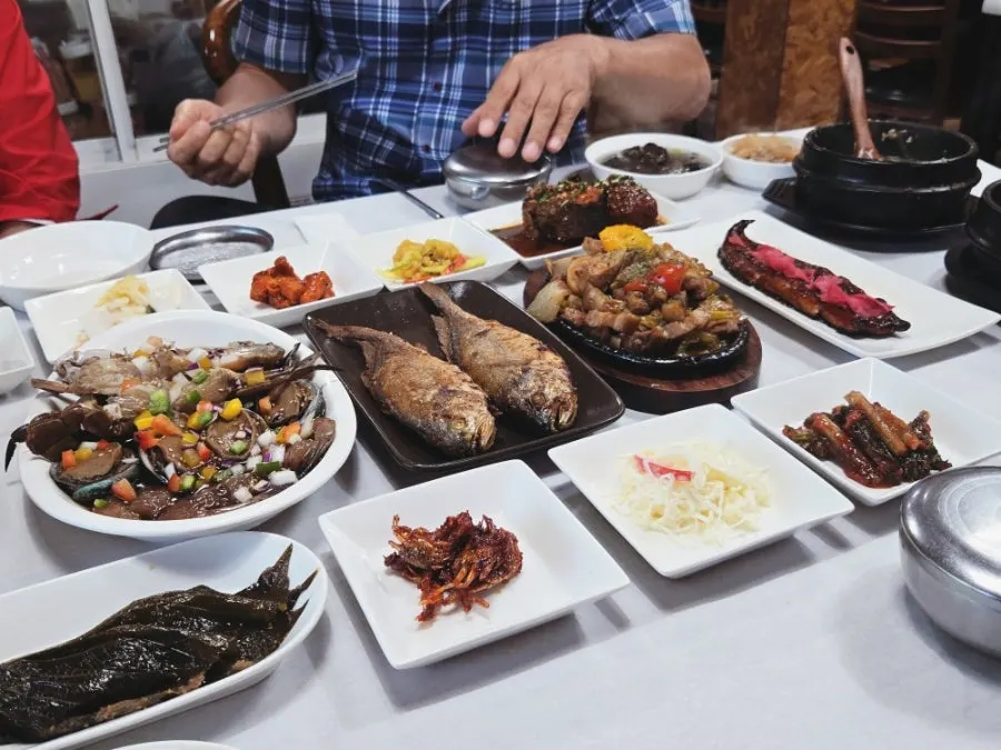 정갈하게 담긴 한정식 반찬 접시들