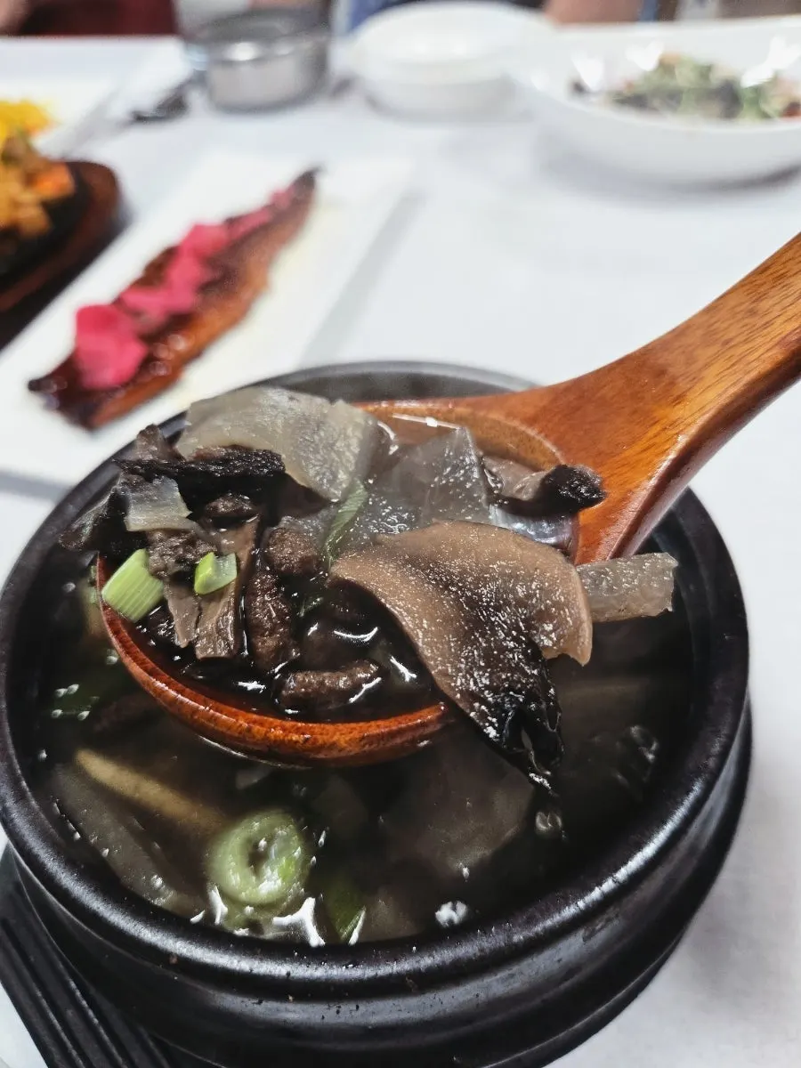 인삼 두 쪽이 올라간 인삼밥