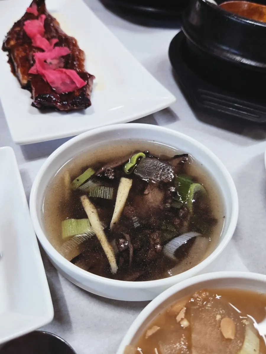 뚜껑을 연 인삼밥 그릇