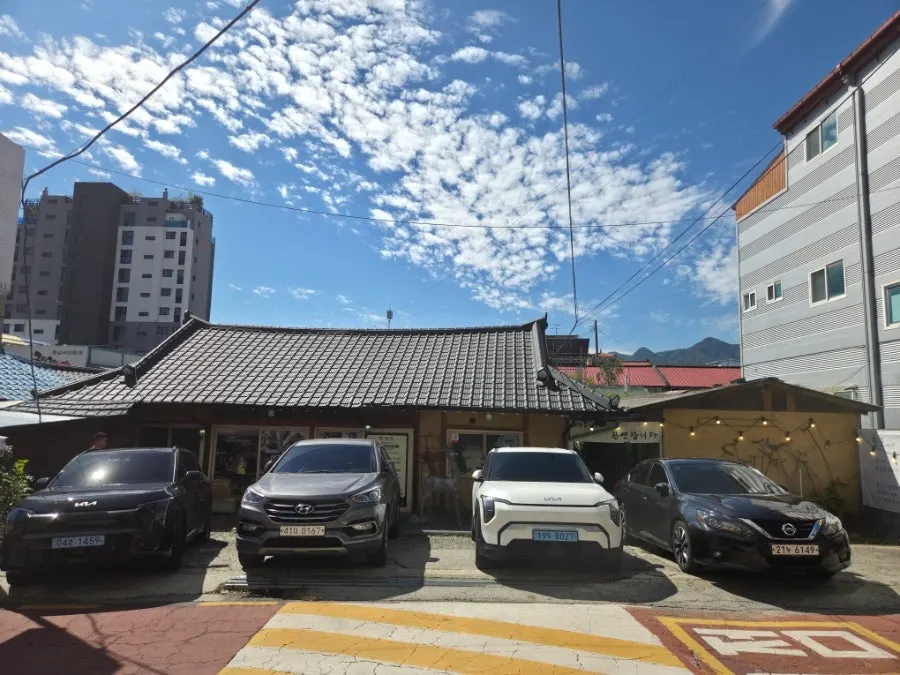 Parking space in front of Madang Itneun Jip