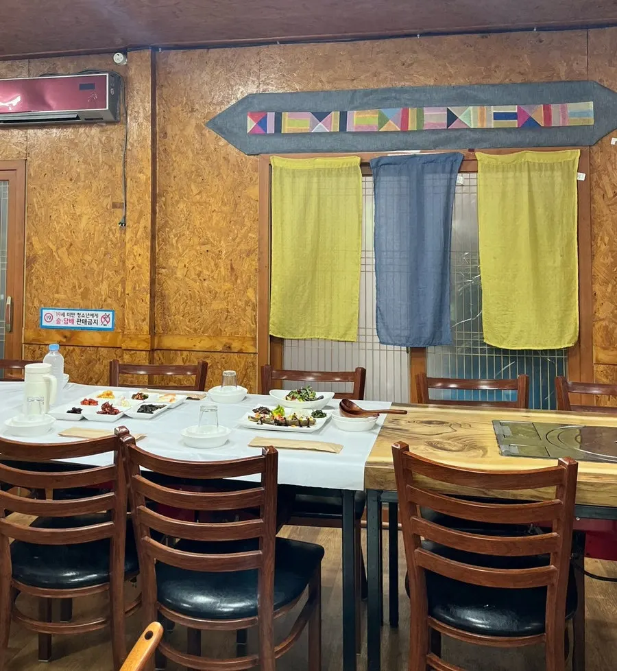 Courtyard and outdoor dining space at Madang Itneun Jip