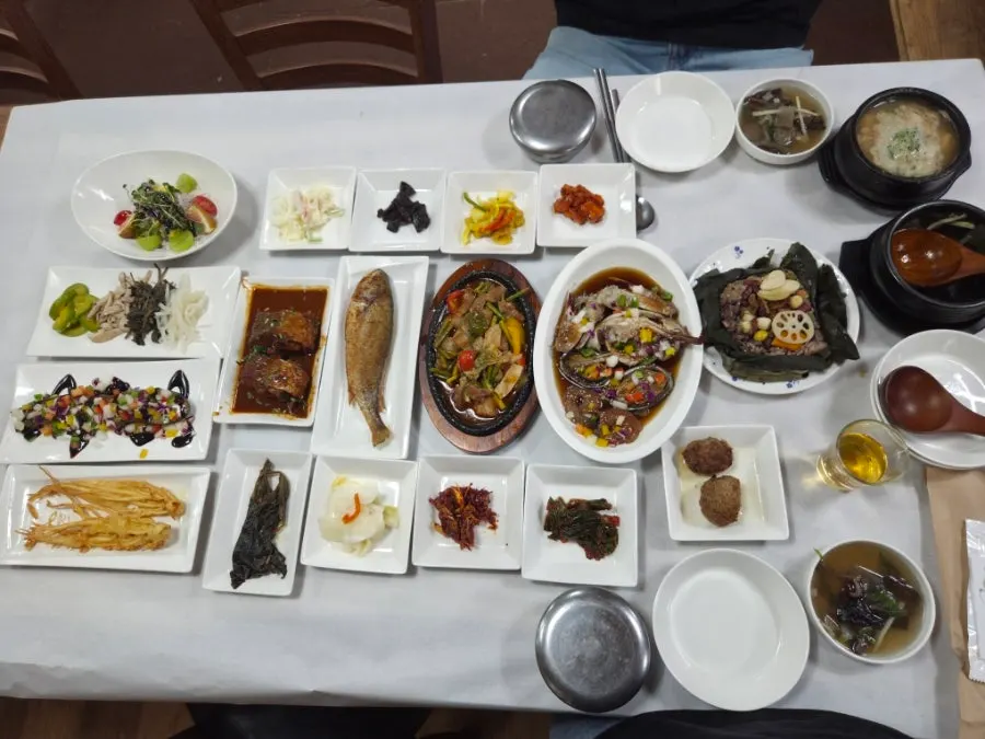 Ginseng hanjeongsik table starting to be set