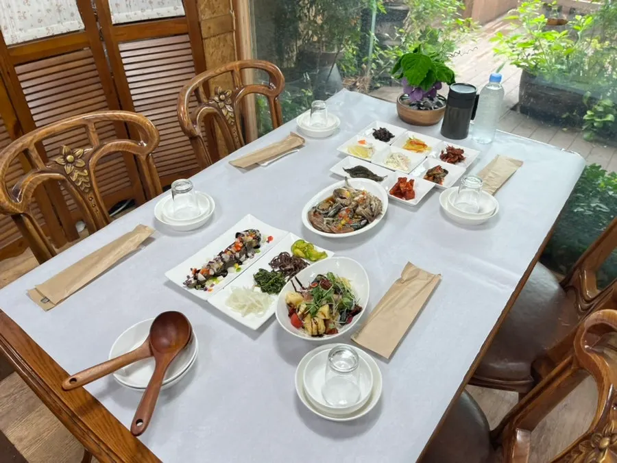 Pre-set ginseng hanjeongsik table for four