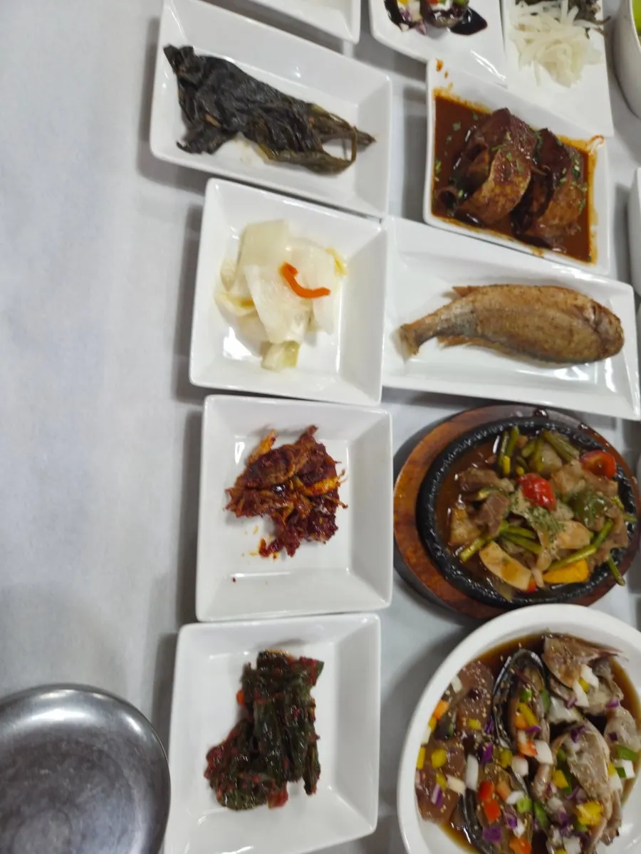 Hanjeongsik table with fried ginseng and salad