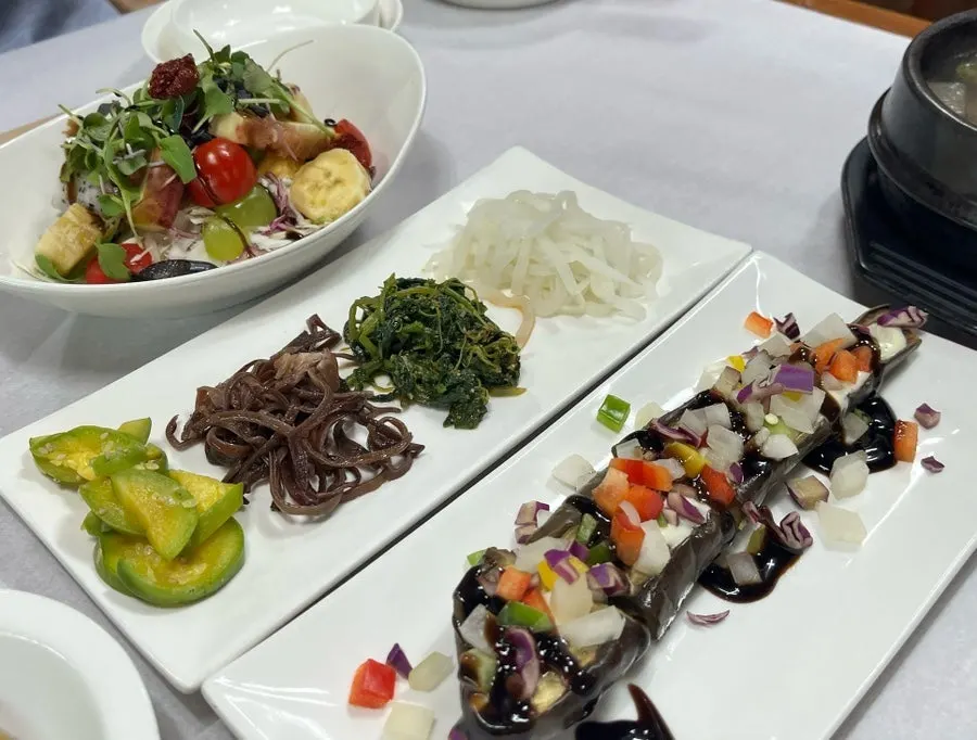 Plate of doenjang perilla leaves and pickled side dishes
