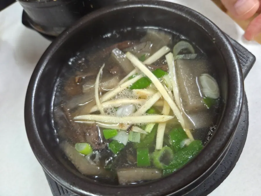 Clear-broth neungi mushroom soup
