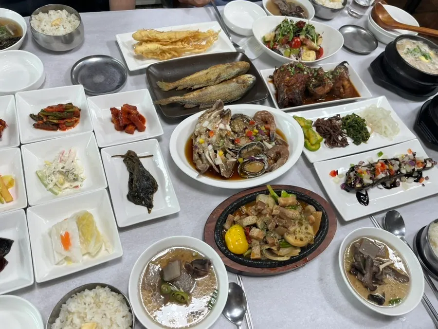 Ginseng hanjeongsik table served for mom's birthday meal