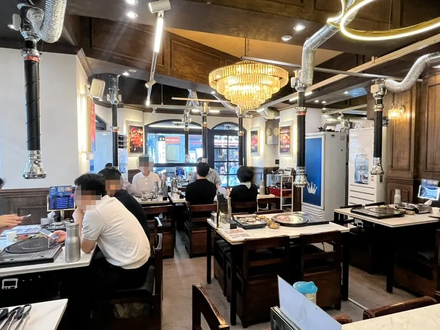 Interior de Geumseong Hoegwan lleno de clientes a la hora del almuerzo