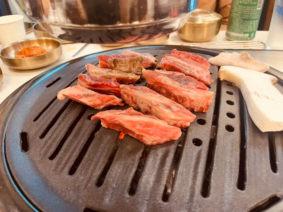 Carne fresca del hwangje galbi asándose directamente