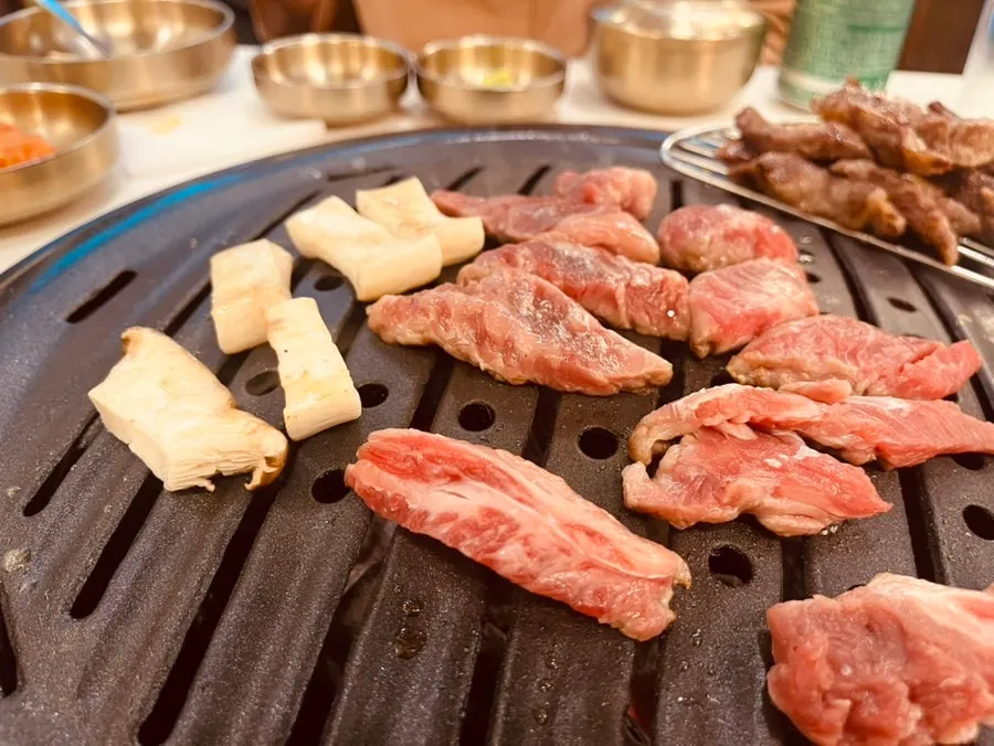 Mesa completa con los acompañamientos servidos
