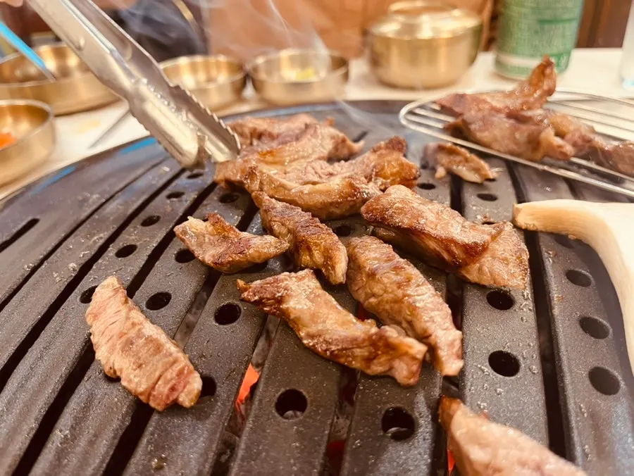 Huevo colocado en el borde de la parrilla