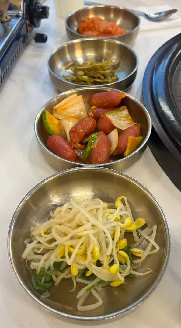 Combinación de arroz y guiso servida junto a la carne