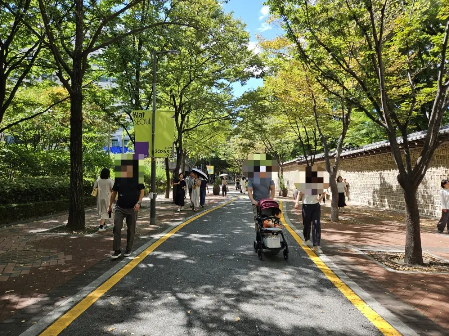Street scene in Bukchang-dong near Seoul City Hall