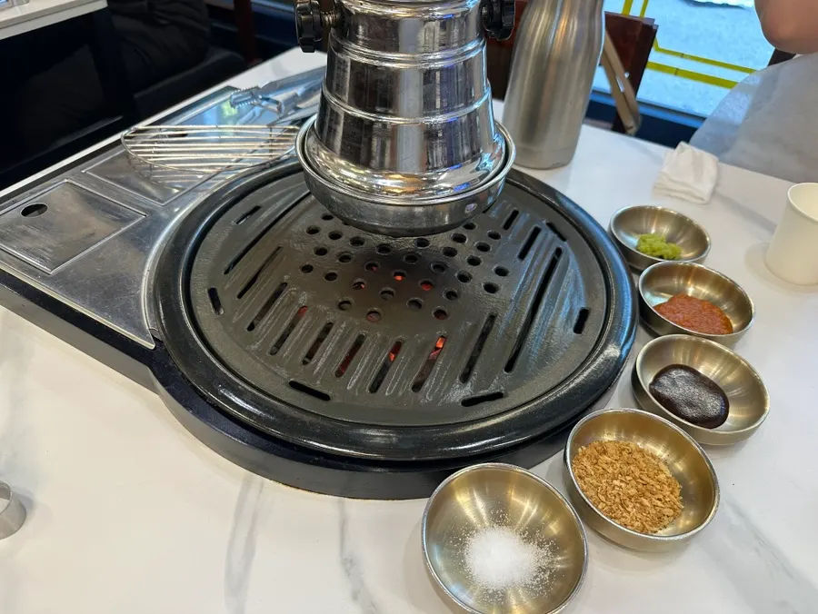 테이블에 준비된 숯불 화로