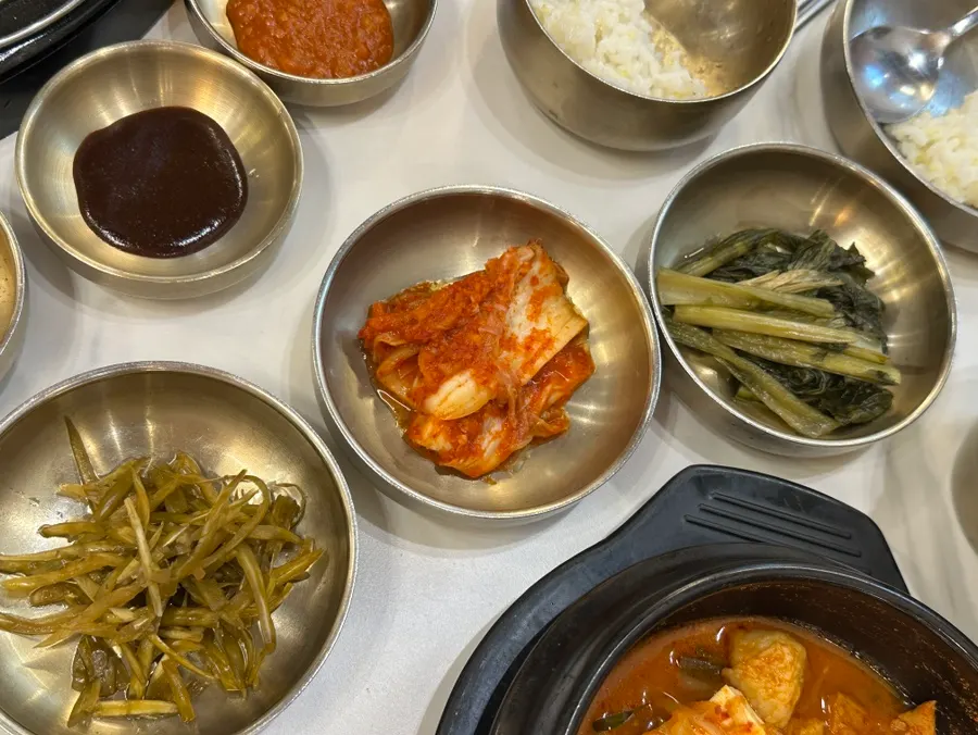 유기그릇에 담긴 김치와 장아찌 반찬