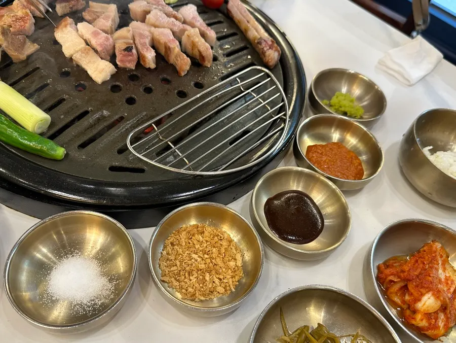 와사비 쌈장 돈까츠소스 빵가루 소금 양념장 세팅