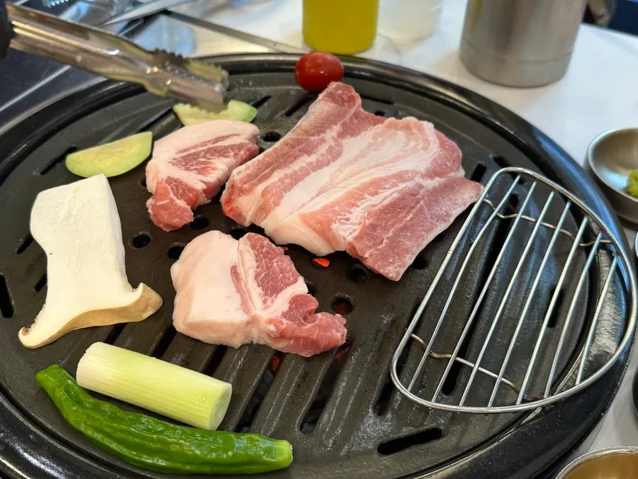 호박 꽈리고추 파 버섯을 곁들여 굽는 삼겹살