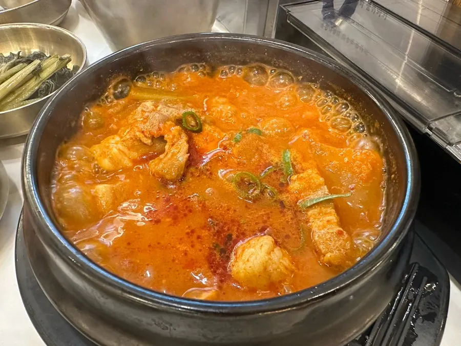 서비스로 나온 김치찌개 한 냄비