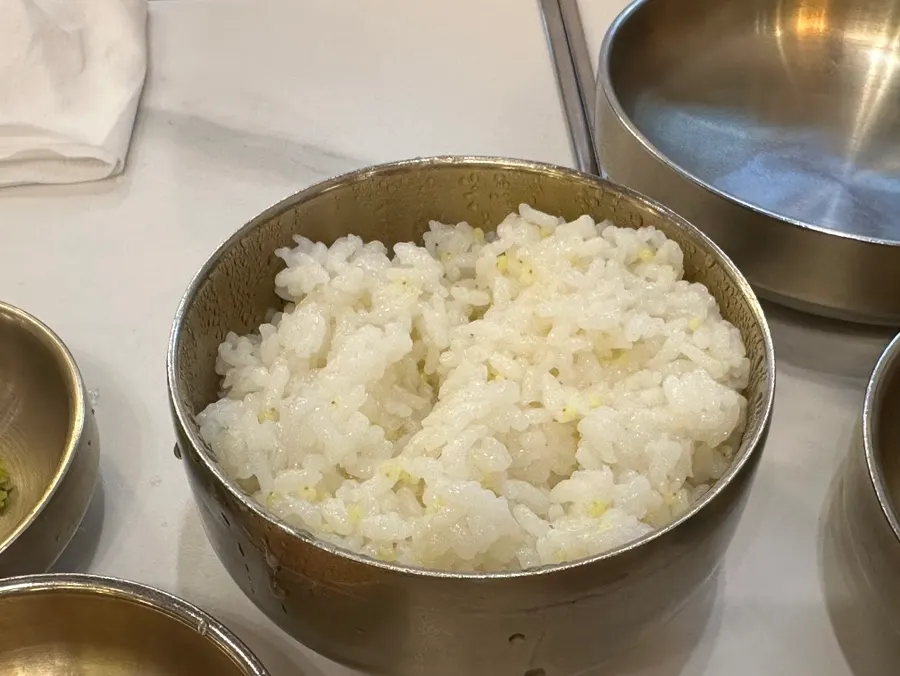 바글바글 끓는 김치찌개와 차조쌀 공기밥