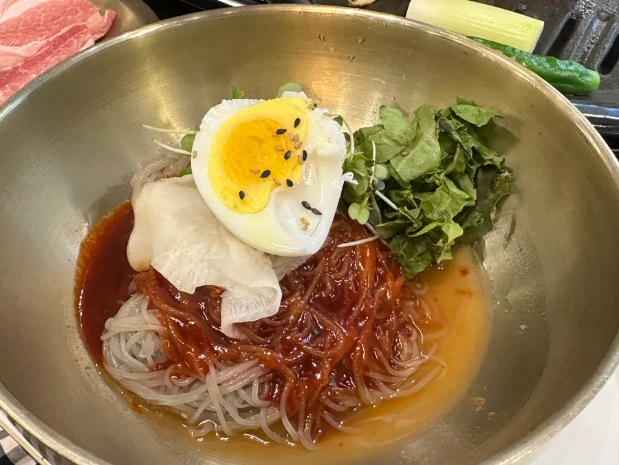 고기와 함께 나온 비빔냉면
