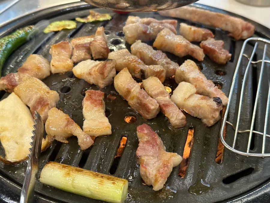 숯불에서 익어가는 갈비본삼겹