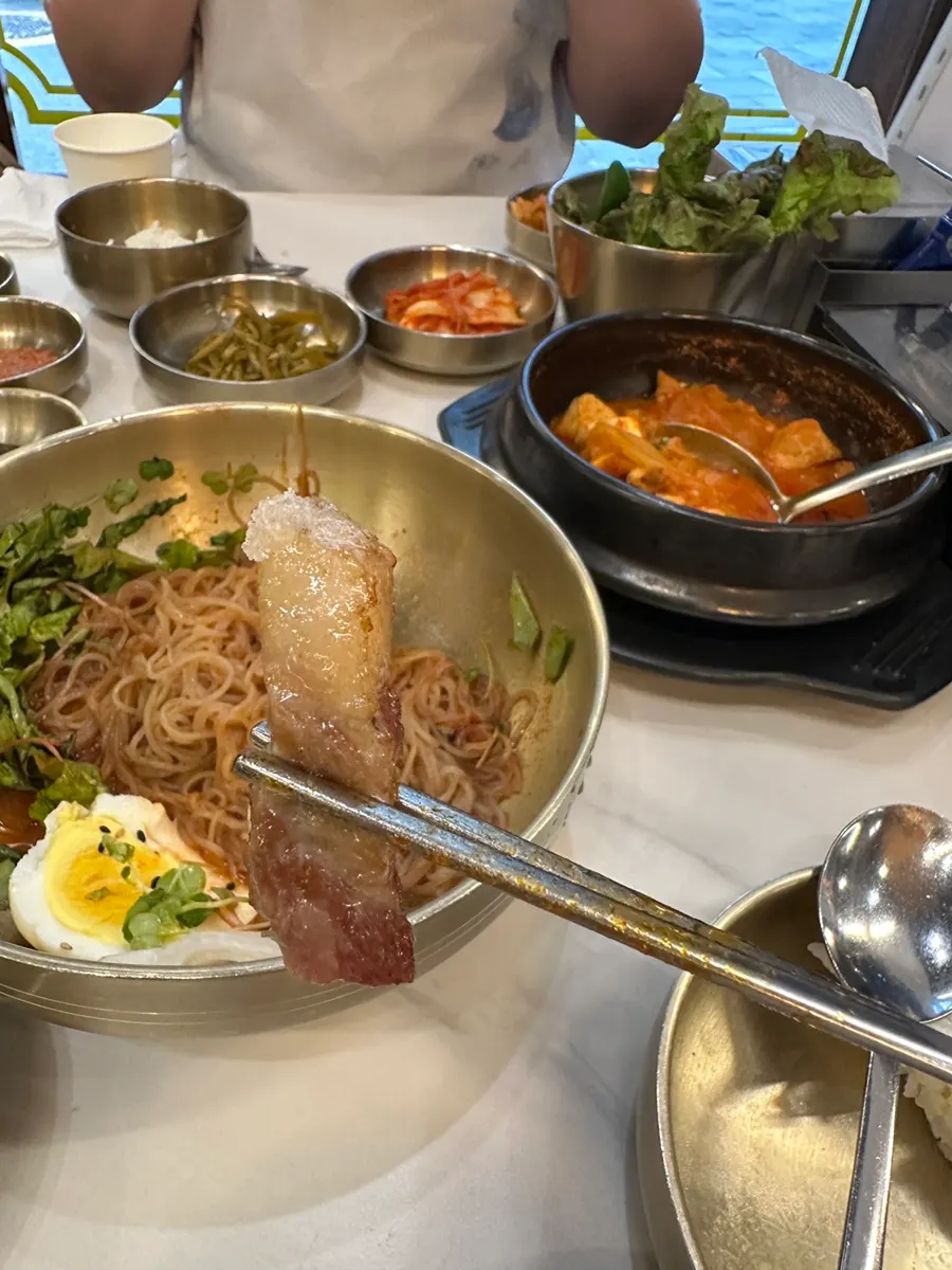 소금에 찍어 먹는 첫 점 삼겹살