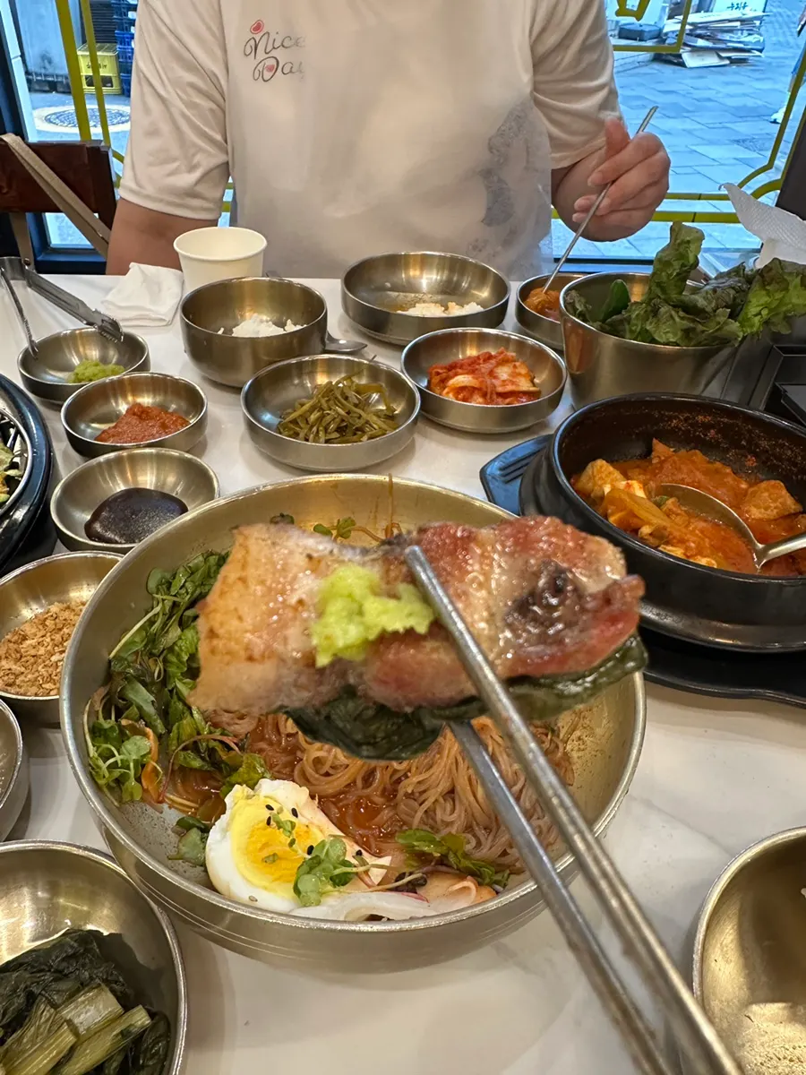 와사비와 장아찌를 올린 구운 고기