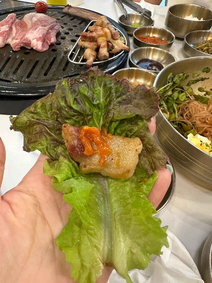 상추에 쌈장 올린 삼겹살 쌈