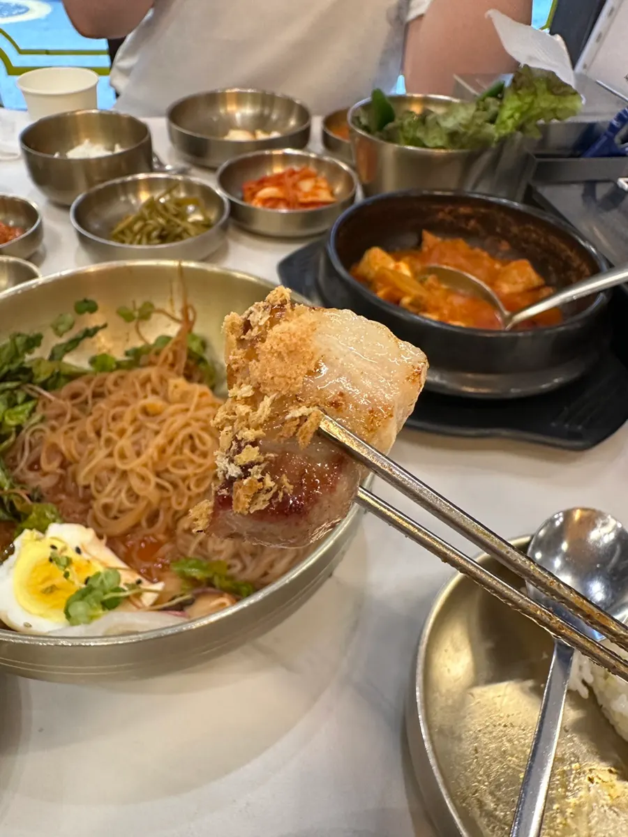 가츠소스와 빵가루에 찍은 구운 돼지고기