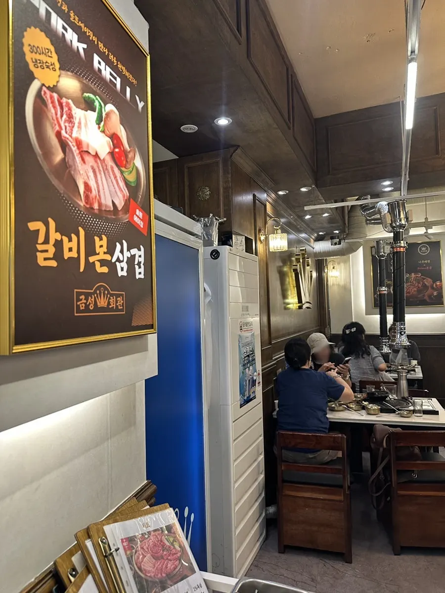 레트로한 분위기의 금성회관 매장 내부