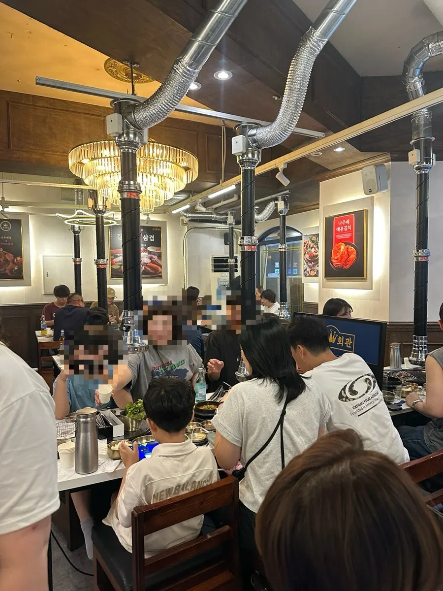 주말 저녁 손님으로 찬 매장 홀
