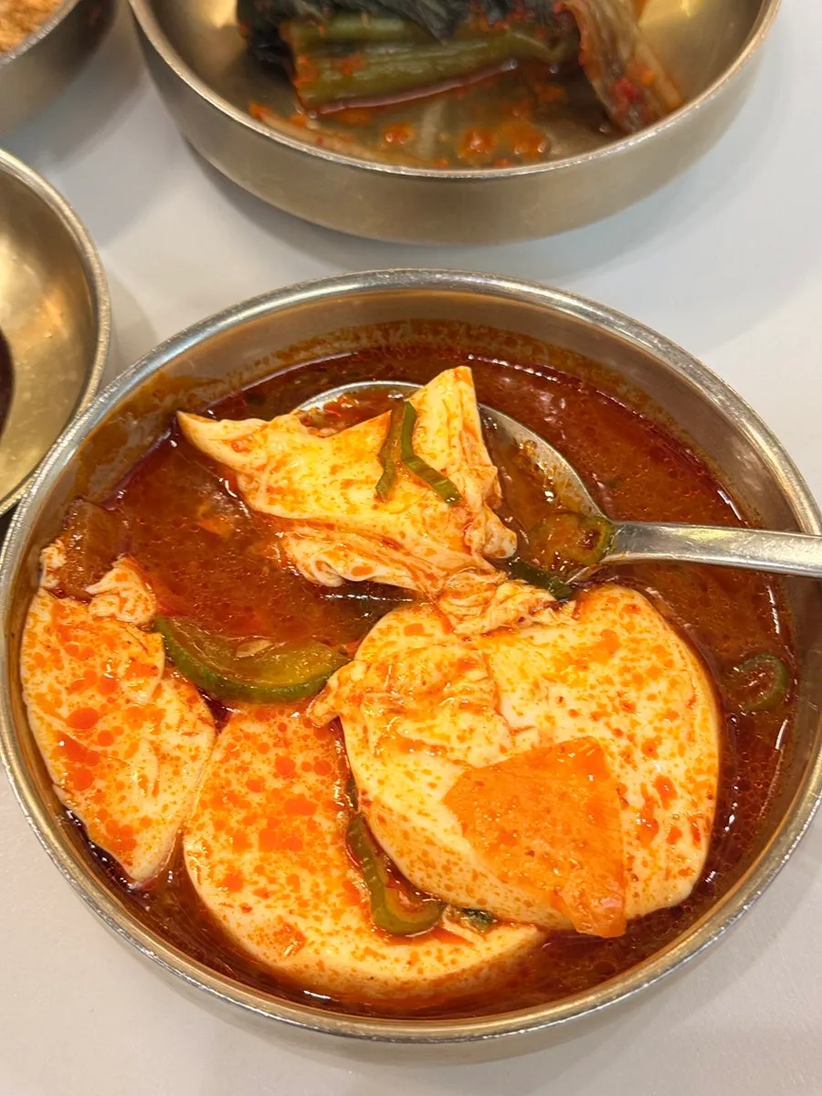 끓고 있는 순두부찌개 한 그릇