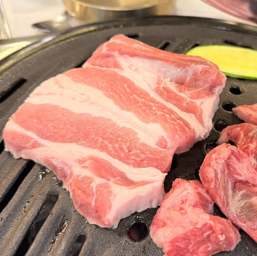 뼈가 붙은 갈비본삼겹 생고기