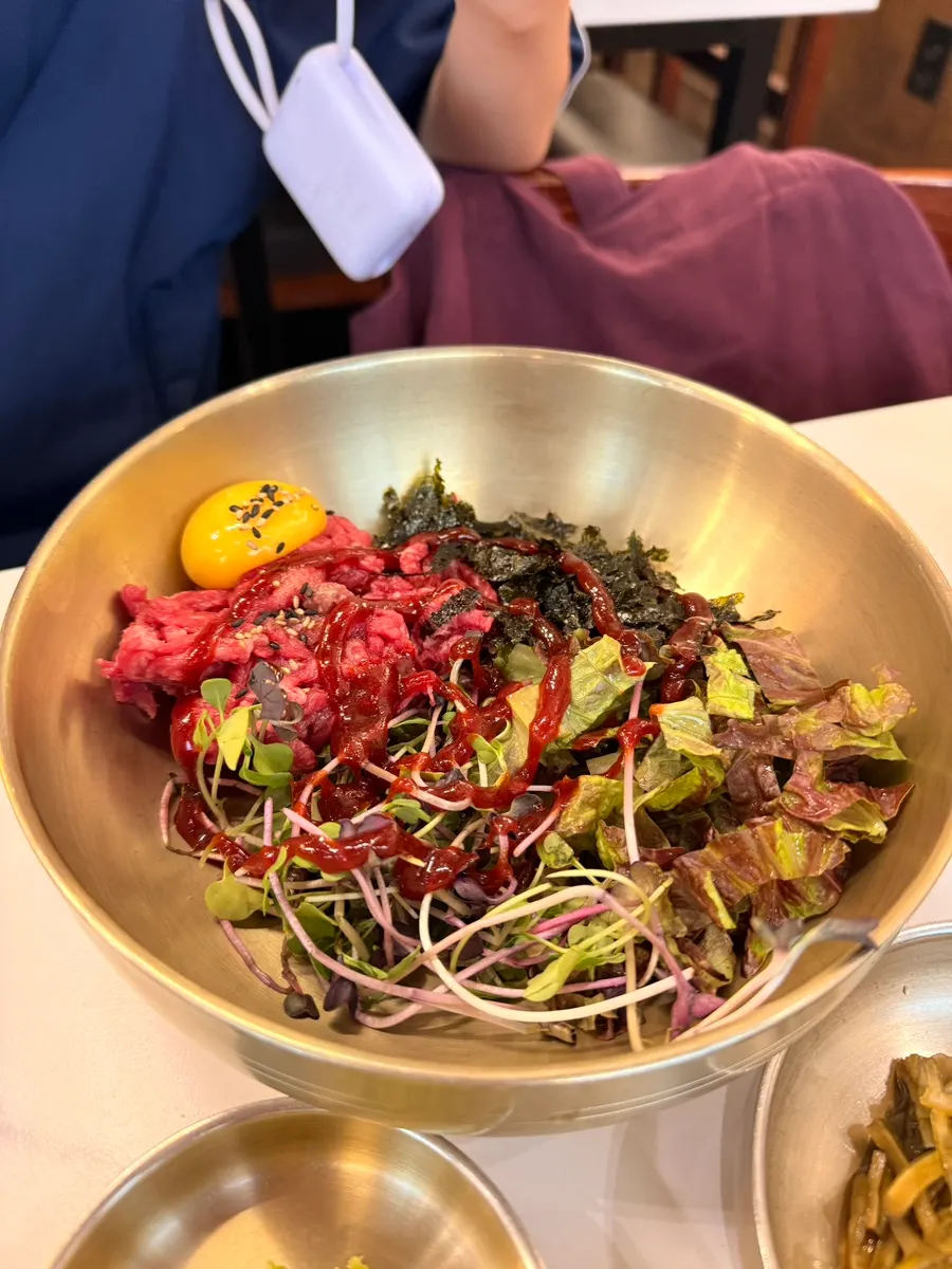 육회가 올라간 육회비빔밥 한 그릇