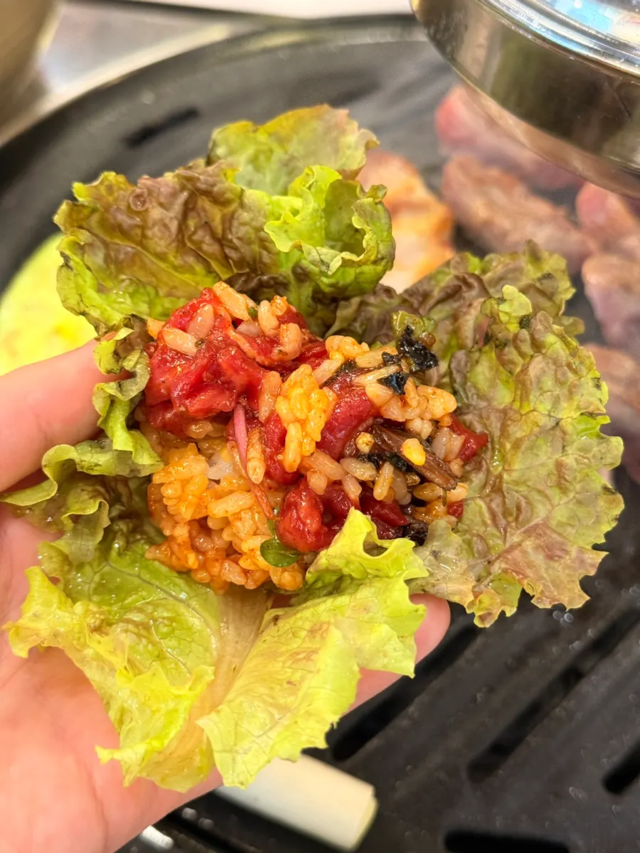 비벼 놓은 육회비빔밥 클로즈업
