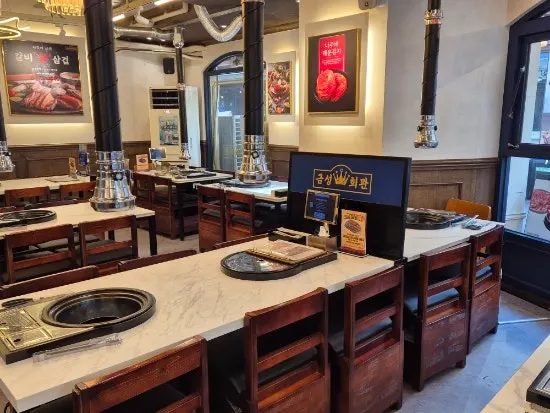 4-person table with tablet seating at Geumseong Hoegwan
