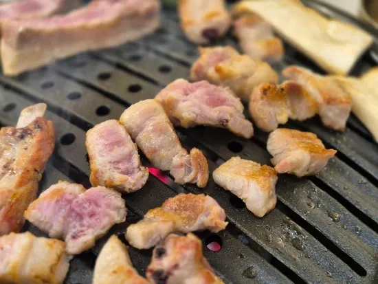 Bonsamgyeop grilling on the plate