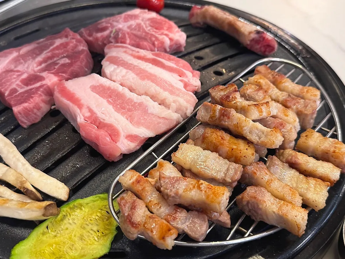 Charcoal-grilled pork table setting at Geumseong Hoegwan Seoul City Hall Direct Branch