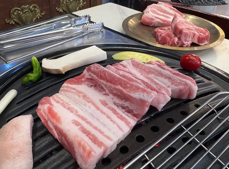 Thick cuts of galbi-bon-samgyeop and pork neck in the pork one-geun set