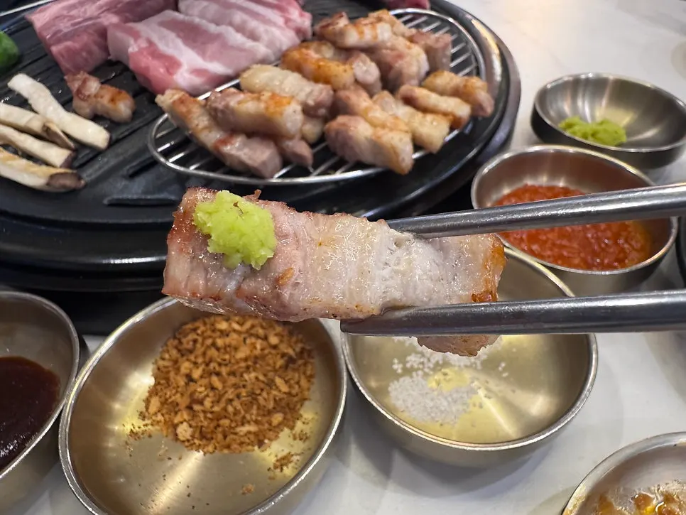 A fully grilled piece of galbi-bon-samgyeop