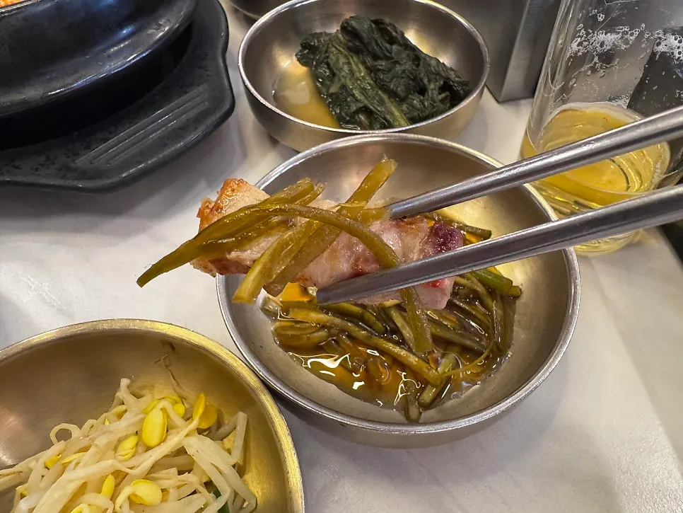 Charcoal-grilled pork neck served with side dishes
