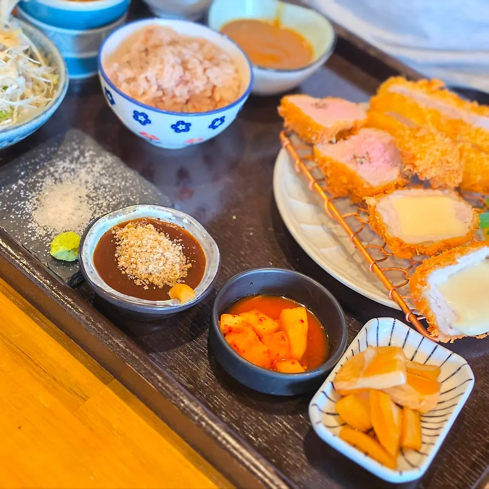Cross-section comparison of sirloin and tenderloin katsu
