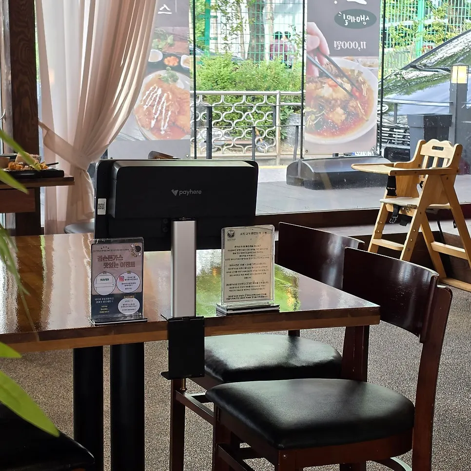 Interior of Gyeomson Donkatsu Geomdan Branch